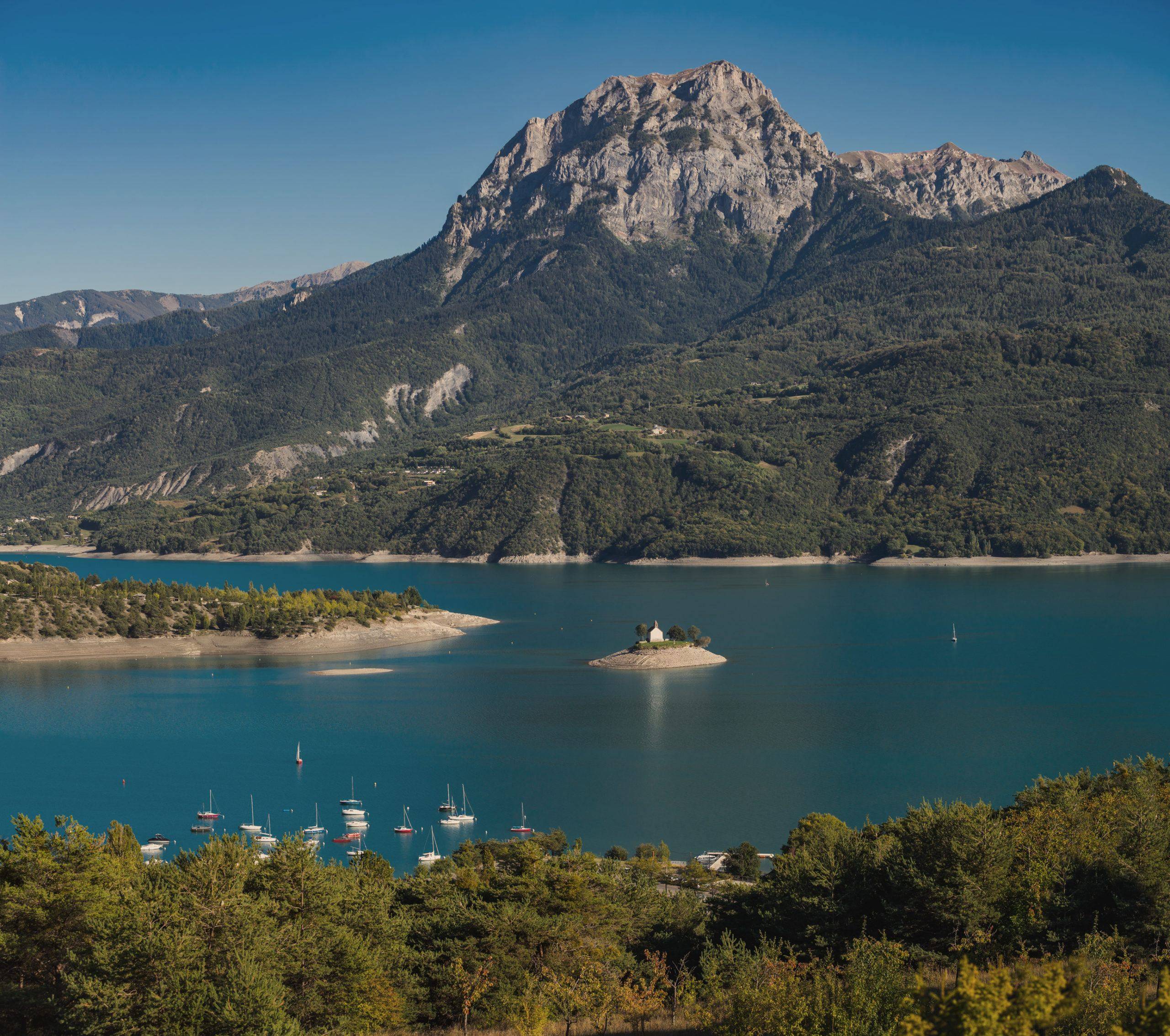 Vue du lac de Serre-Poncon, toues cabanées du lac Hautes Alpes