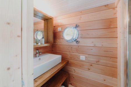 salle de bain toues cabanées du lac