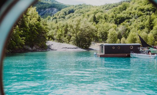 Les toues cabanées amarées à la paillote du lac