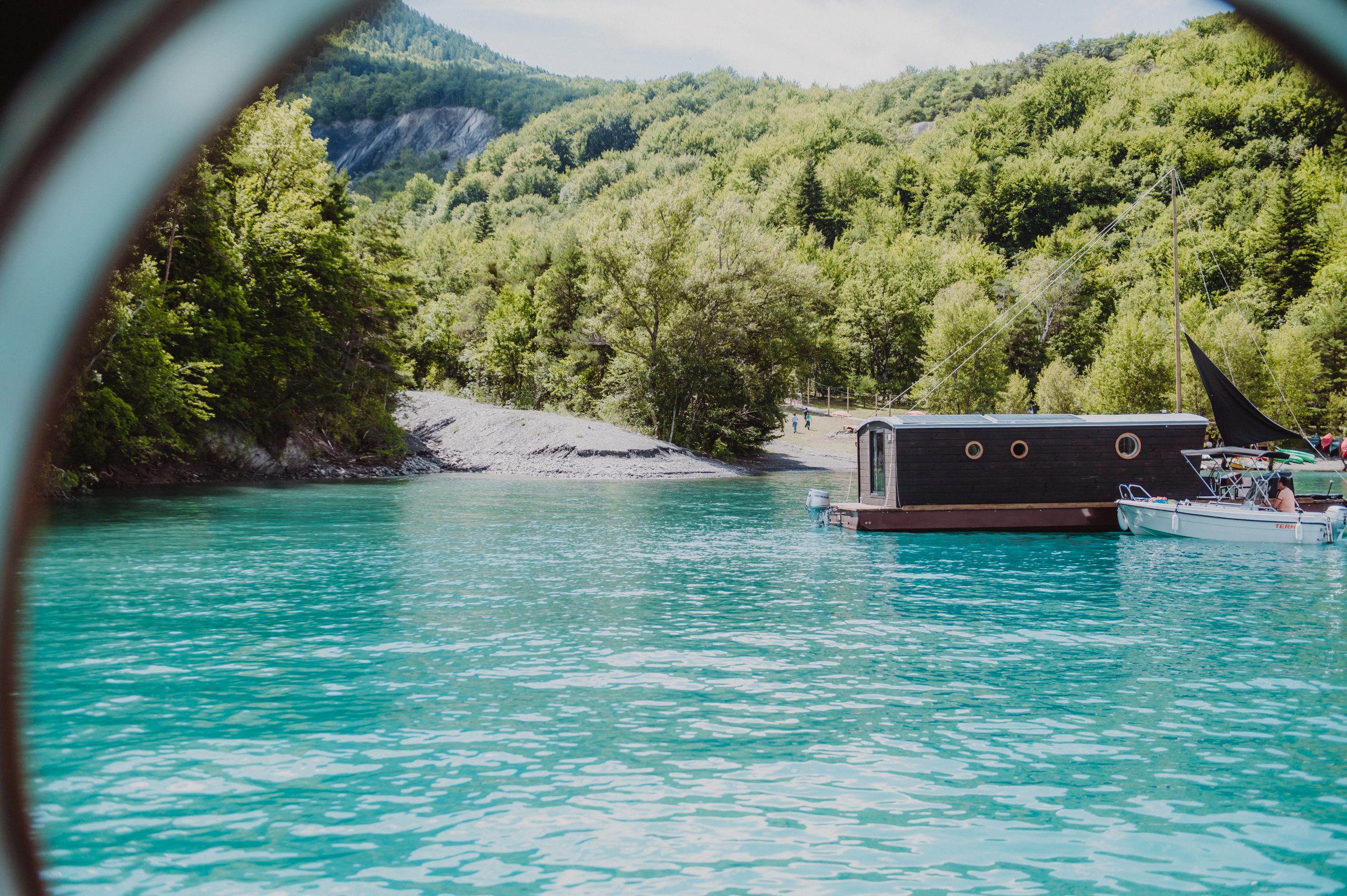 Les toues cabanées amarées à la paillote du lac