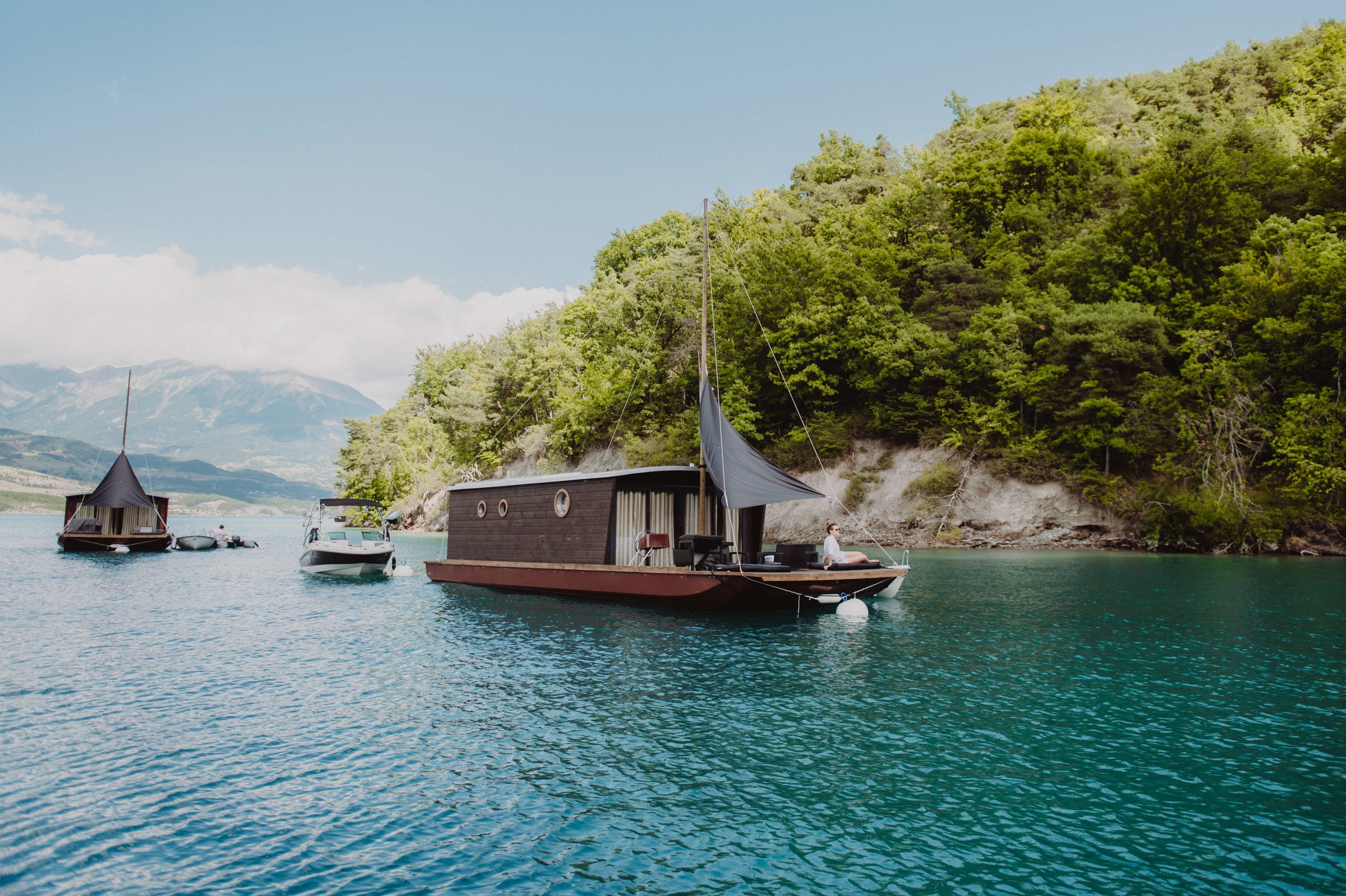 Les toues cabanées du lac de serre-poncon