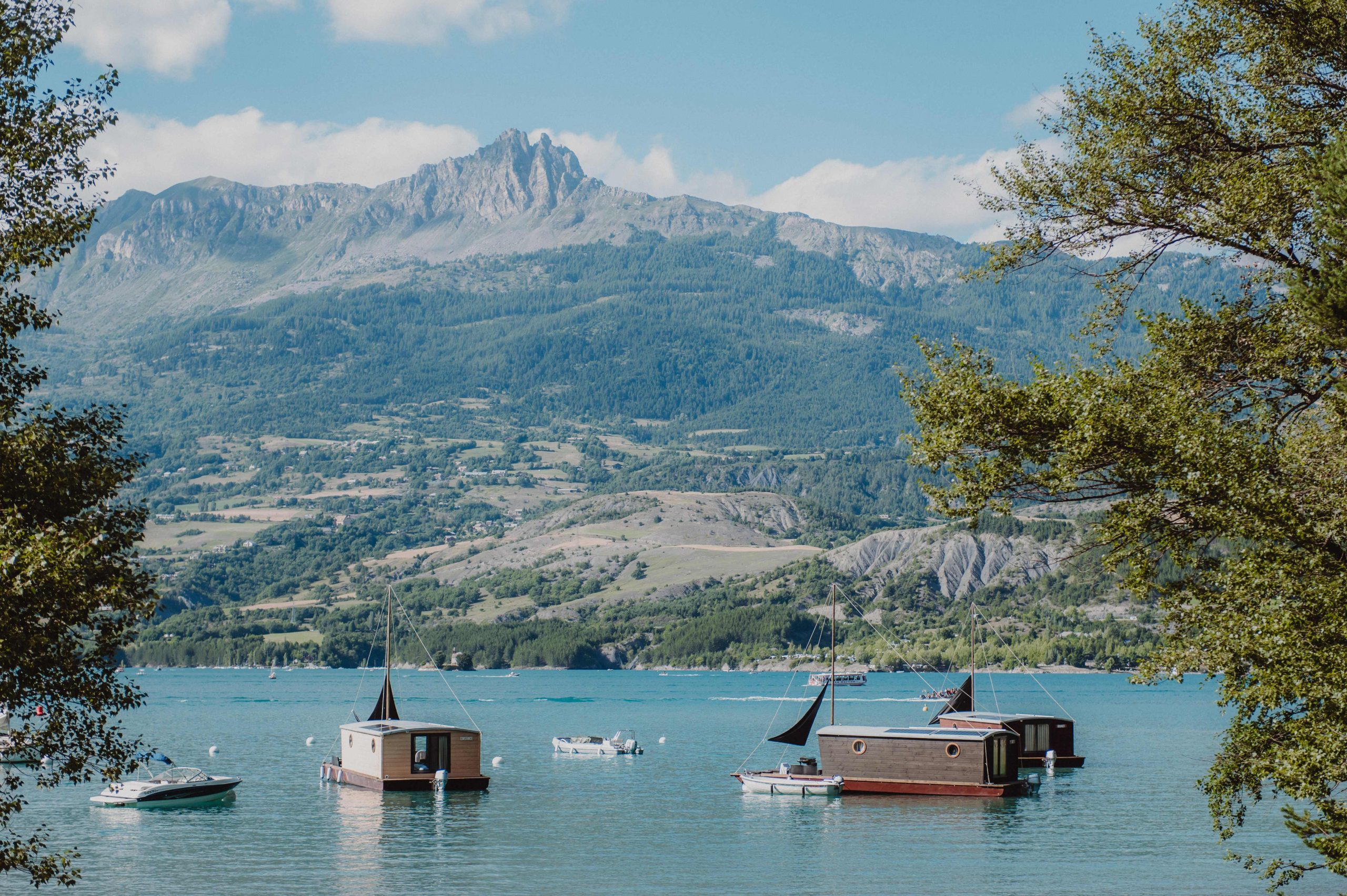 toues cabanées du lac dormir sur l'eau