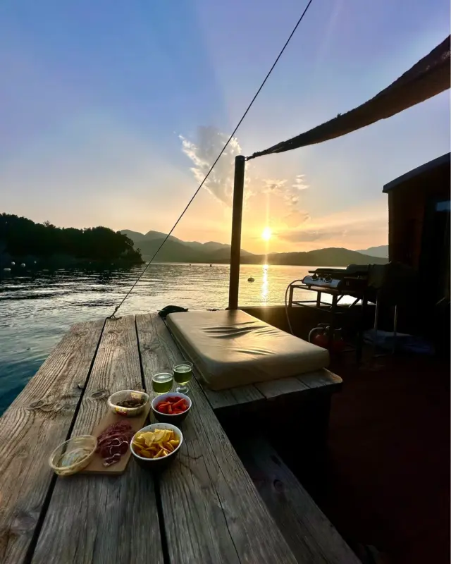 "Un week-end incroyable passé sur une toue cabanée du lac de Serre-Ponçon ! Une expérience atypique et rare qu’on n’est pas près d’oublier. " Merci @camillevaletou
