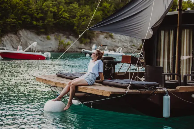 "Nous avons passé un magnifique moment, au calme, dans une cabane, très spacieuse, très confortable et propre, un accueil très chaleureux, super petit déjeuner, bref un super moment."